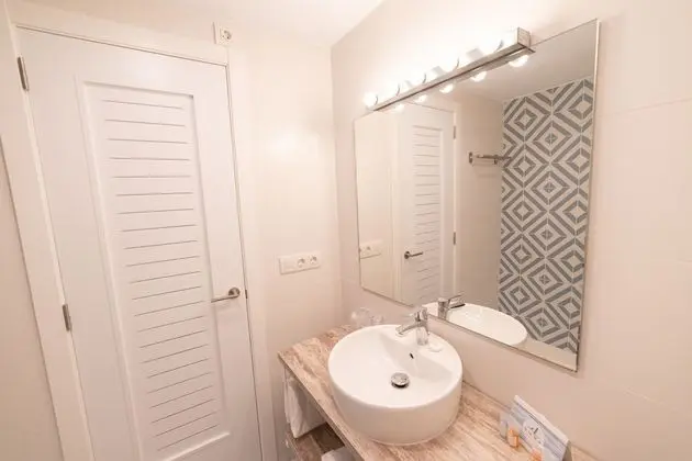 Standard Tek Büyük Yataklı Oda, Balkon, Plaj Manzaralı