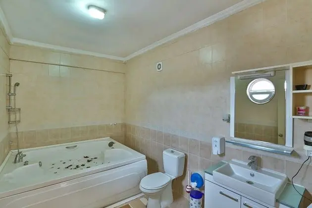 Jakuzili Suit Villa