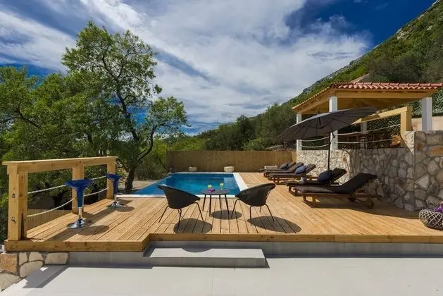 Villa (Four Bedroom Villa with Swimming Pool)