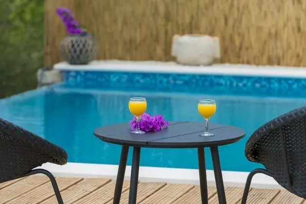 Villa (Four Bedroom Villa with Swimming Pool)