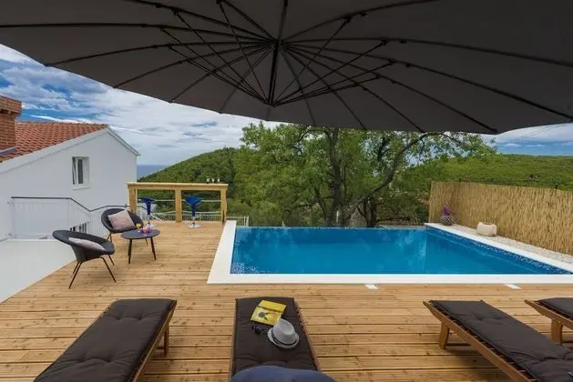 Villa (Four Bedroom Villa with Swimming Pool)