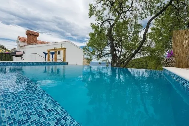 Villa (Four Bedroom Villa with Swimming Pool)