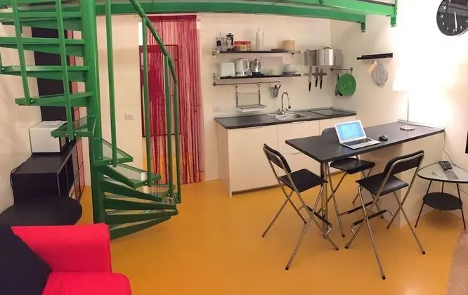 Çatı Katı (Loft), 1 En Büyük (King) Boy Yatak ve Çekyat, Küçük Mutfak