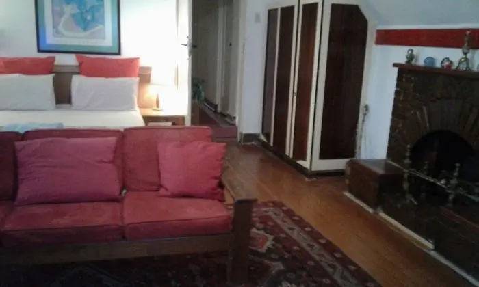 (4) Spacious double suite