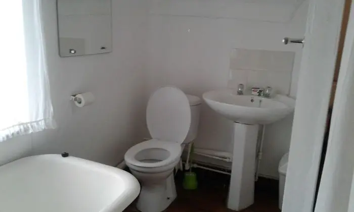 (4) Spacious double suite
