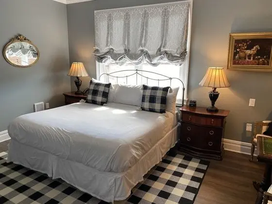 Hudson Vale Rooms 201/301, 1 King Bed