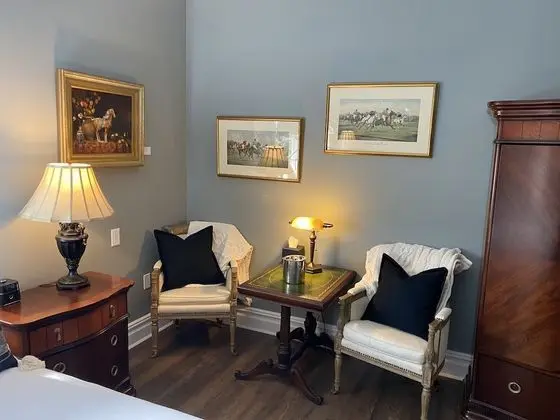 Hudson Vale Rooms 201/301, 1 King Bed