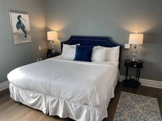 Hudson Vale Rooms 201/301, 1 King Bed