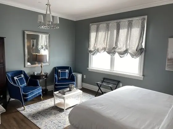 Hudson Vale Rooms 201/301, 1 King Bed