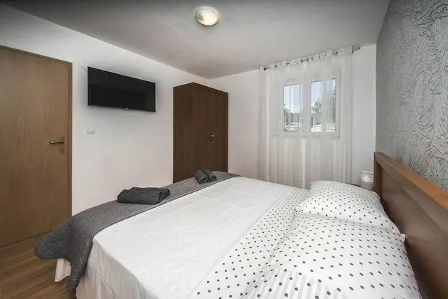 Villa (Seven Bedroom Villa with Swimming Poo)