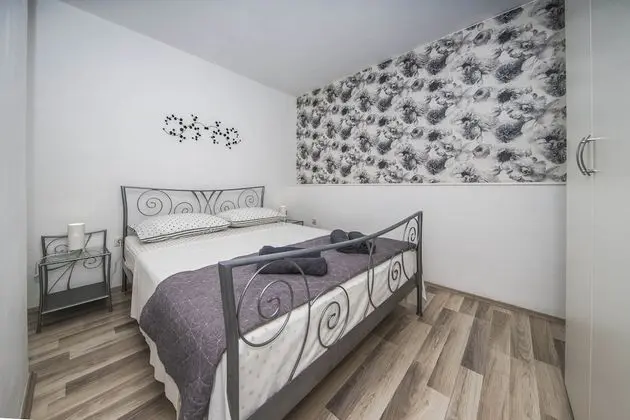 Villa (Seven Bedroom Villa with Swimming Poo)