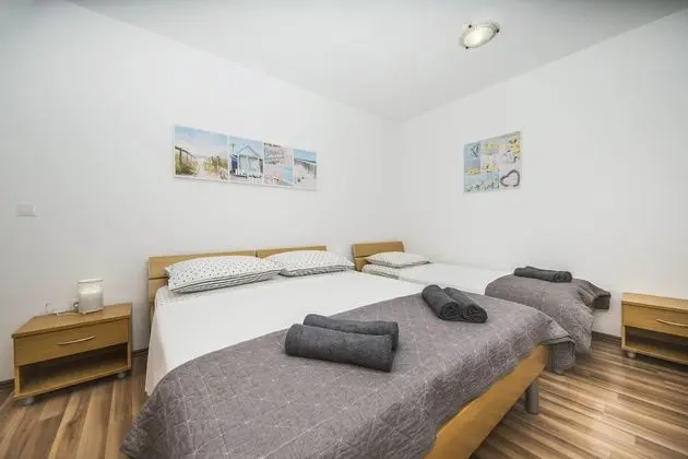 Villa (Seven Bedroom Villa with Swimming Poo)