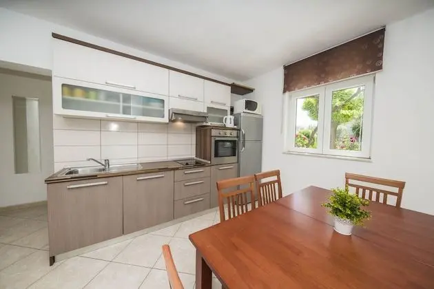 Villa (Seven Bedroom Villa with Swimming Poo)