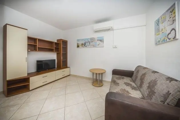 Villa (Seven Bedroom Villa with Swimming Poo)