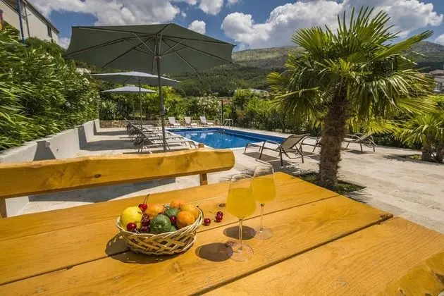 Villa (Seven Bedroom Villa with Swimming Poo)