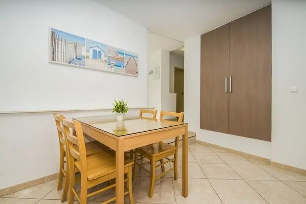 Villa (Seven Bedroom Villa with Swimming Poo)