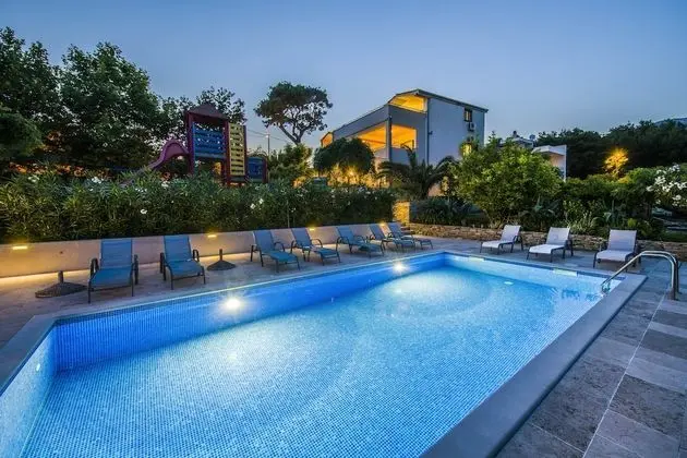 Villa (Seven Bedroom Villa with Swimming Poo)