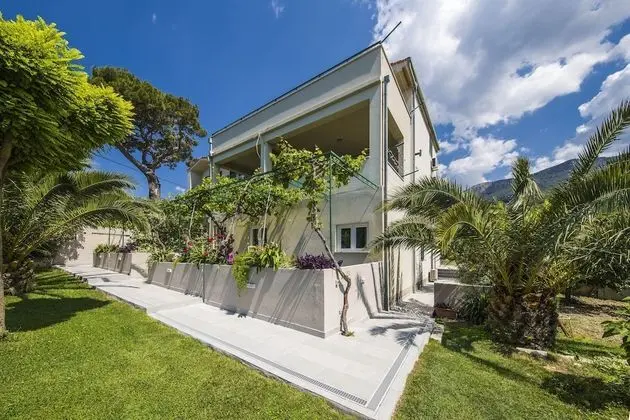 Villa (Seven Bedroom Villa with Swimming Poo)