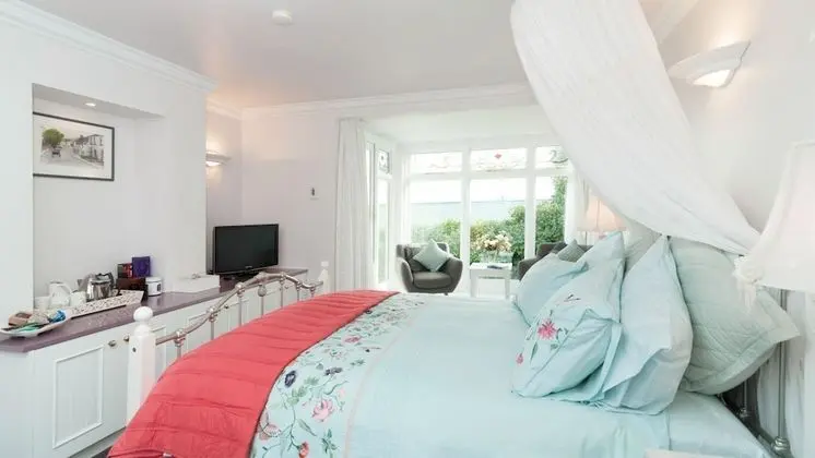 Tek Büyük Yataklı Oda (White Room)