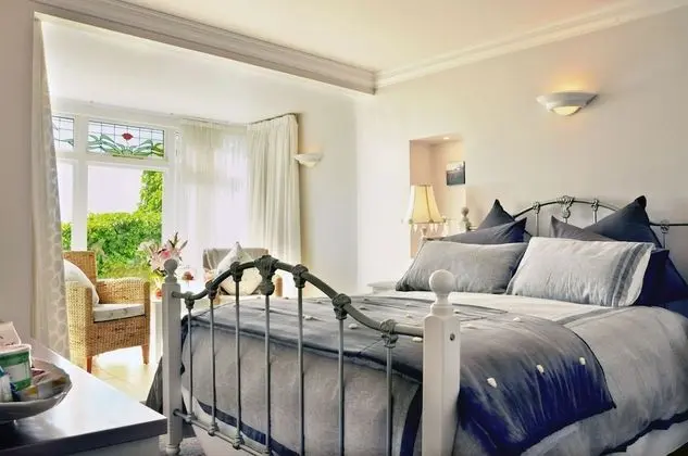 Tek Büyük Yataklı Oda (White Room)