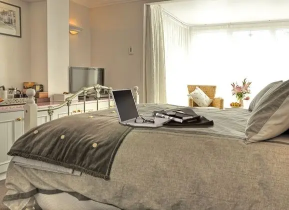Tek Büyük Yataklı Oda (White Room)