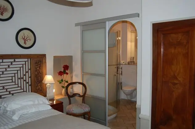 Tek Büyük veya İki Ayrı Yataklı Oda (Bocca Di Muru)