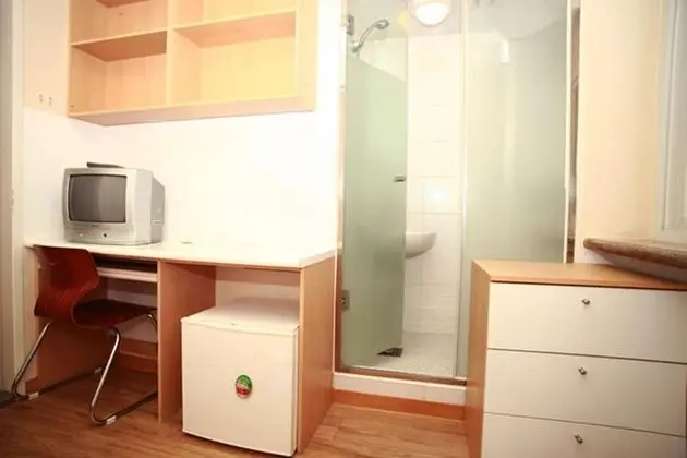 Tek Kişilik Oda, Ortak Banyo (Private shower)