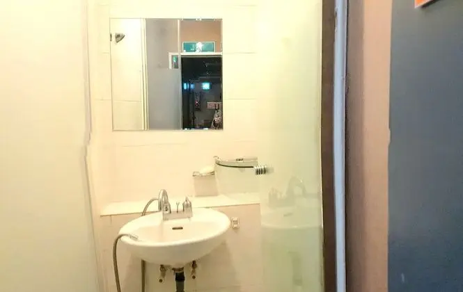 Tek Kişilik Oda, Ortak Banyo (Private shower)