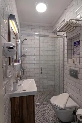 Standart Üç Kişilik Oda, Bahçe Manzaralı