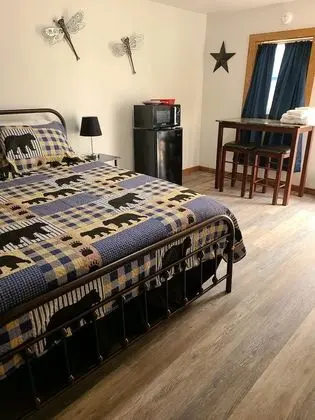 Basic Kulübe, 1 Büyük (Queen) Boy Yatak, Sigara İçilmez, Buzdolabı ve Mikrodalga