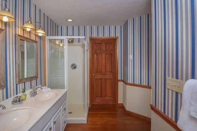 Ev, Birden Çok Yatak, Sıcak Su Havuzu