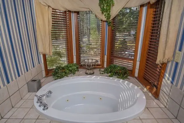 Ev, Birden Çok Yatak, Sıcak Su Havuzu