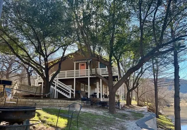 Ev (Earth Haus, Daily Rental, 18 Guests)