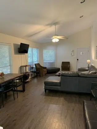 Ev (Earth Haus, Daily Rental, 18 Guests)