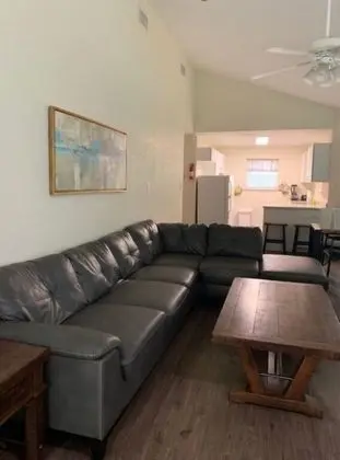 Ev (Earth Haus, Daily Rental, 18 Guests)