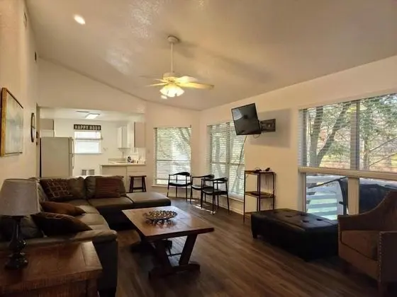Ev (Earth Haus, Daily Rental, 18 Guests)