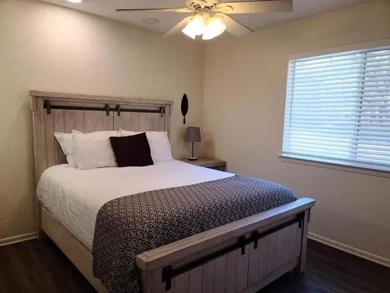 Ev (Earth Haus, Daily Rental, 18 Guests)