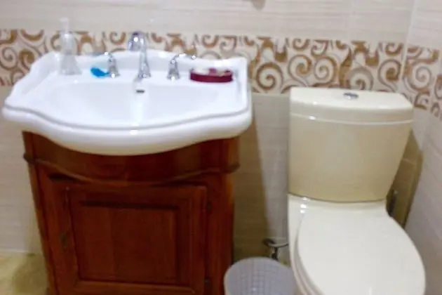 Oda, 2 Büyük (Queen) Boy Yatak, Ortak Banyo