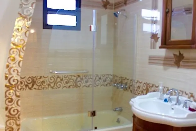 Oda, 2 Büyük (Queen) Boy Yatak, Ortak Banyo