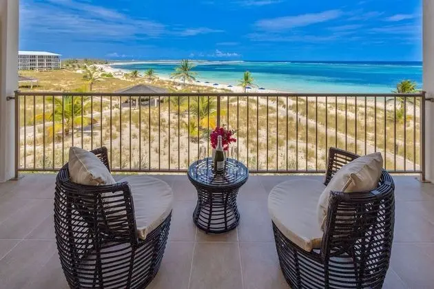1 Bedroom Deluxe Beachfront Suite