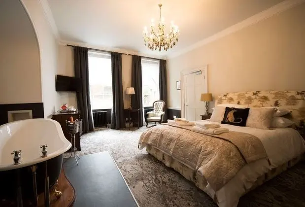Deluxe Tek Büyük Yataklı Oda (Bedroom 1)