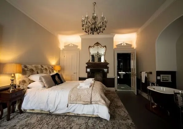Deluxe Tek Büyük Yataklı Oda (Bedroom 1)