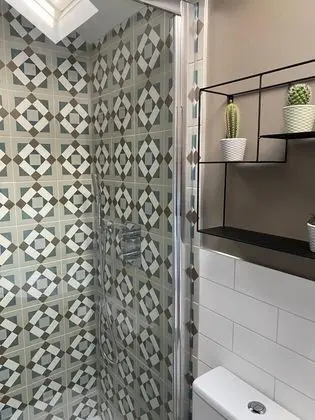 Basic Apart Daire, Özel Banyo (The Den)