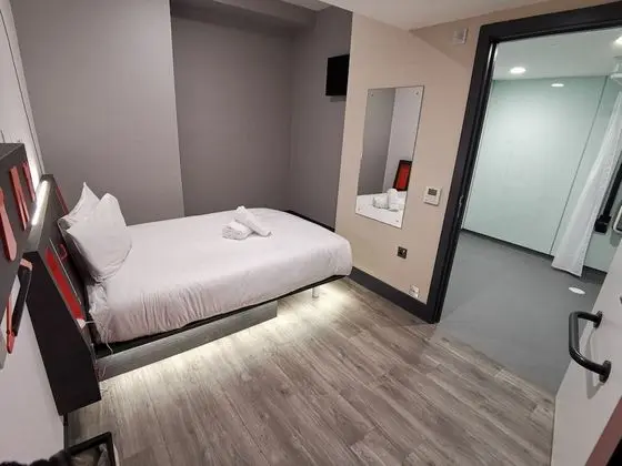 Tek Büyük Yataklı Oda, Engellilere Uygun, Penceresiz