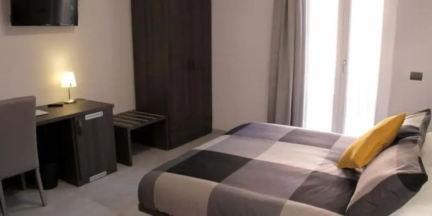 Üç Kişilik Oda, 1 Büyük (Queen) Boy Yatak ve Çekyat (Gialla)