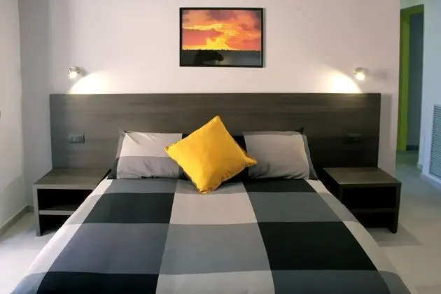 Üç Kişilik Oda, 1 Büyük (Queen) Boy Yatak ve Çekyat (Gialla)