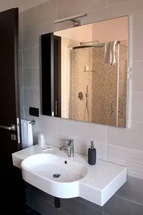 Üç Kişilik Oda, 1 Büyük (Queen) Boy Yatak ve Çekyat (Gialla)