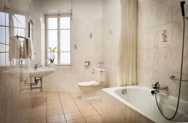 Dört Kişilik Oda, Ortak Banyo