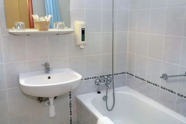 Basic Tek Büyük veya İki Ayrı Yataklı Oda