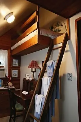 Premium Oda, 2 Tek Kişilik Yatak, Ortak Banyo (Burke Room)